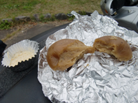 栃の実館で売っていた「あっぽ」と呼ばれる蒸かし饅頭。写真はそば入りで250円。きな粉をつけて食べる。素朴な味わいが何とも言えない
