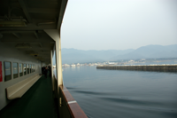東京から夜通し走って朝イチのフェリーに乗船し、佐渡島に上陸。眼前に見えるのは佐渡島の玄関口である両津港だ