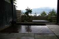 今回入った佐渡島の温泉の中でピカイチだったのが椎崎温泉「朱鷺の舞湯」。目の前に加茂湖と佐渡島の山々を一望できる