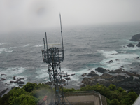 徐々に雨が強くなり、潮岬に到着するころには本降りに。潮岬の灯台に登って太平洋を見渡したところ。海は荒々しく波を立てていた