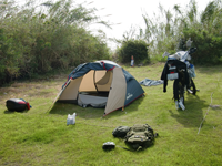 日ノ御碕にあるキャンプ場で一泊。翌日は快晴で、濡れた装備を乾かした。キャンプ場の料金3150円は高い。料金表は貼っておいてほしかった