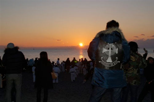 元旦の桂浜。2011年最初の太陽が顔を見せる。一年の始まりを実感するひと時。