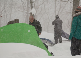 山の天気は変わりやすい。途中、一度はおさまったものの再び吹雪きに襲われる中、参加者はテント設営に精を出す。冬山登山で遭難する光景ってこんな感じなんだろうな