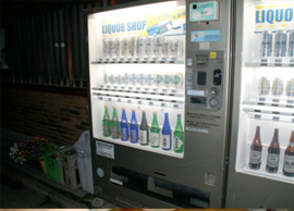 ライダーハウスの目の前の自販機。やばい事にビールだけじゃなく日本酒も売ってます。これは飲め！と！？