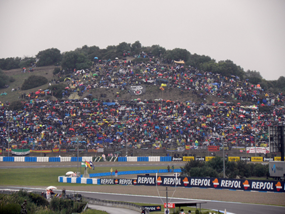 雨が降ろうが槍が降ろうがレースの前にはびくともしない。それがスペイン人レースファンの心意気。