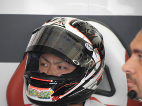 決勝一週間前に事故で逝去した弟・江紀のステッカーを貼ってレースに臨んだ。気迫と覚悟の走りで3位表彰台を獲得。