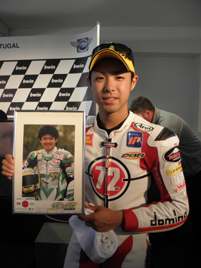 決勝一週間前に事故で逝去した弟・江紀のステッカーを貼ってレースに臨んだ。気迫と覚悟の走りで3位表彰台を獲得。