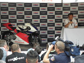 ホンダは来年から始まるMoto3用マシン、NSF250Rをお披露目。Moto3は「もとさん」と読みましょう。