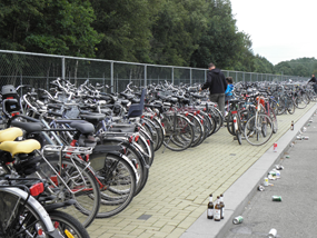 自転車の量もすごいけれども、バイク駐車場をビッシリと埋めつくすスポーツバイクの群れ。いい年したおっさんどもがこういうのに乗ってるところが、いい。