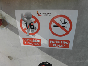 16歳以下はパドックへの進入禁止。喫煙ももちろん厳禁。
