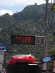 ①２日目、８月７日は朝からカンカン照りの猛暑。岐阜といえば金華山頂の岐阜城ということで行ってみました。見事な山城ですね。アドレスとの２ショットを試みましたが、どうしてもお城が米粒のように小さくしか写りません。あと、初めて「歴女」なる３人組を見ました。ホントにいるんですね。