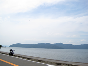 ⑤琵琶湖の北東部にて。私、琵琶湖に大接近するのは今回が初めて。さすが日本最大の湖、スケールが違います！　今も「鳥人間コンテスト」みたいなのやってるんでしょうか？　アドレスの上空を鳥が優雅に舞っていました。