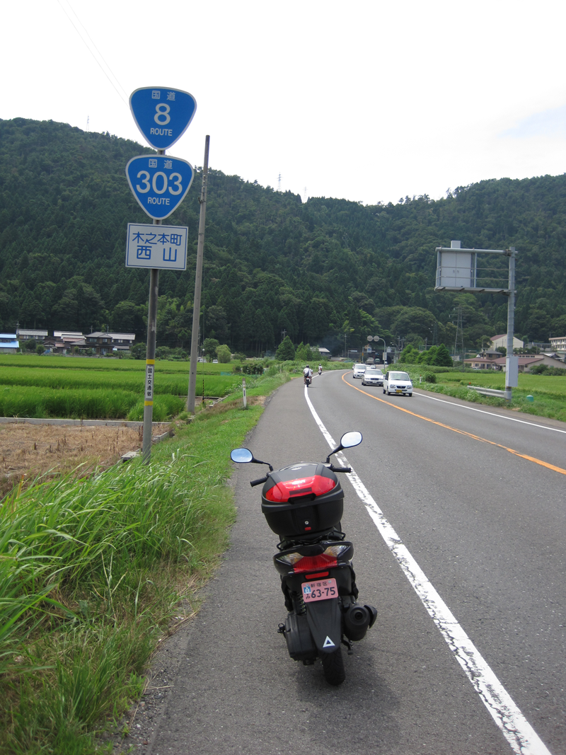 ⑥琵琶湖の最北端あたり、国道８号と303号の重複区間。前をG1（原付一種）が２台走る、今回の行程ではとても稀な光景。303号はその後国道161号とも重複し、福井県の若狭町へ。アドレスはそこから国道27号で日本海を目指します。