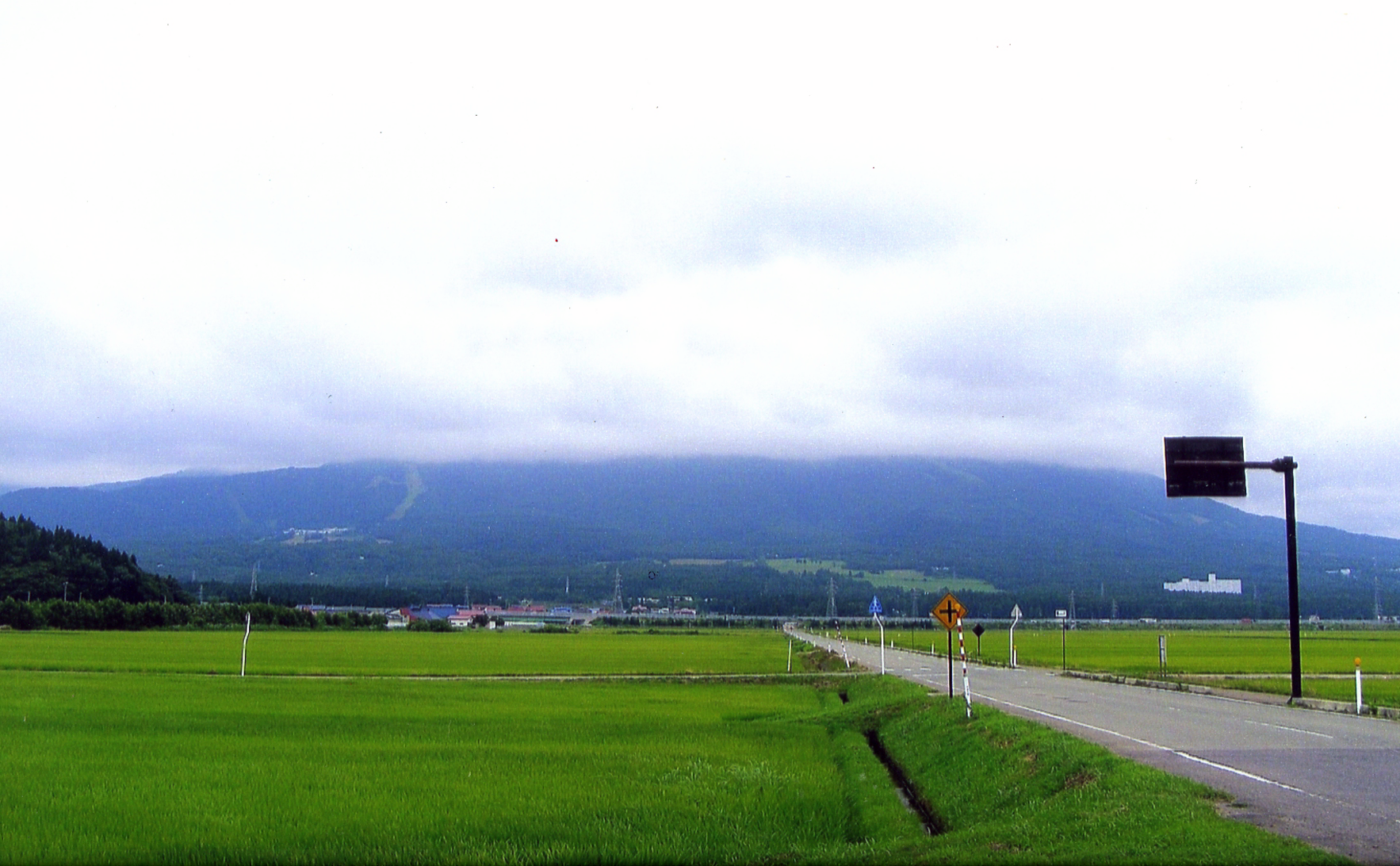 くもり空、半分の姿しか見せてくれえない磐梯山。