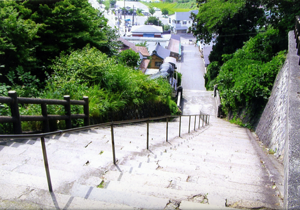 飯盛山の階段。250円払うか、根性出して登るか!?