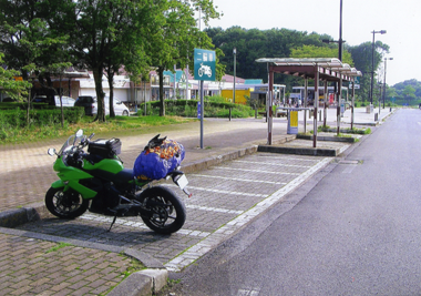 SAの駐車場はガラガラだった……