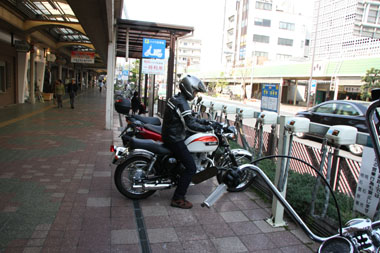 明石駅の南、魚の棚商店街へ。近く（銀座通り）には歩道のスペースを利用した、（財）自転車駐車場整備センターが管理する公共バイク＆自転車駐車場が設置されている。最初の２時間以内は無料。さすがバイクを生みだす町である。