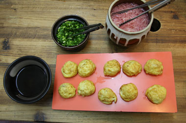 明石と言えば名物「明石焼き」。タコの入った玉子焼をダシにつけて食べる郷土料理で、感じとしては茶碗蒸しに似ている。お好みで紅しょうがやネギとともに。お寿司屋さんでもやはり、名産のタコをネタとしている。

