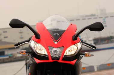 RSV4と同デザインのフロントマスクだが、エアスクープはダミー。ロービームは左右の２灯、ハイビームは真ん中の１灯、パッシング時は３灯すべてが点灯する。