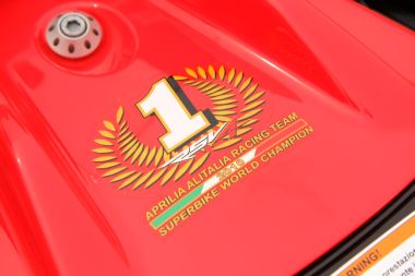燃料タンクは欧州のバイクで主流のポリ製。スタイルのモチーフとなったRSV4がスーパーバイク世界選手権でチャンピオンを獲得した記念ステッカーも輝く。