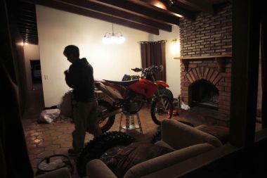 そして僕達の部屋の中ではメカニックの手塚がバイクを仕上げていく。レースは1人ではできない。サポートもメカニックもライダーも全てが一つの信頼とか友情とか──似ているけれど、簡単に表現できない気持ちのつながりで結ばれていないといいチームにならない。僕達も寝食をと共にし、だんだんとチームになってきていた。