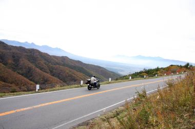 午後3時を回るとあたりの空気はぐっと密度を増し温度を下げてきた。ジーンズ越しに感じる冷気はこの季節一番の冷え込みだ。