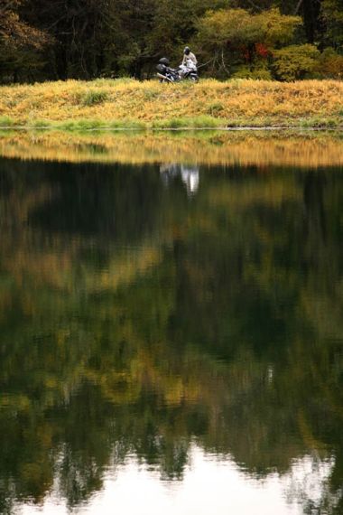 澄んだ池に映る色づいた景色。芸術の秋、というより秋は芸術の才能がすごい。こうして停まっただけで絵にしてくれるのですから。