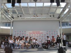 大学生を招いたトークセッションも行われた。中にはバイクの免許を持っていない人も含まれ、○×クイズなども行われた。