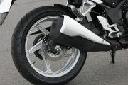 マフラーもVFR1200Fなどをイメージさせる異形五角断面を採用。十分な容量を確保するとともに動力性能と消音性能、バンク角とライダー足元の居住性を高次元でバランスさせている。