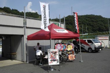 会場ではブリヂストンがブースを出展。無料の空気圧チェックを実施したほか、CBR250Rの試乗車にBT-39(バイアス)とBT-003(ラジアル)を提供。希望者は体験走行時間に乗り比べることができた。CBR250R のOEタイヤはIRC製だが、よりスポーティなBT-39と、リアがワンサイズアップ(140/70-17→150/60-17)となったハイグリップ仕様のBT-003は、体験走行を行った参加者から好評を得た。