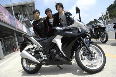 野崎康輝(のざき　こうき)さん　21歳　ZXR250所有<br />
「サーキットはカートで走ったことはありますが、バイクでは初めてで緊張しました。レプリカなどスポーツバイク好きなのでCBR250Rにも興味がありました。見た目はスポーティですが今の愛車より乗りやすいです」<br />
藤川隆史(ふじかわ　たかし)さん　21歳　VTR所有<br />
「またがった瞬間からポジションも違和感が無くて乗りやすかったです。サーキット初走行でしたが気分よく走れました。VTRよりもスポーツしてる感じがして楽しめました」<br />
萩原拓也(はぎわら　たくや)さん　21歳　KLX250所有<br />
「普段乗っているのがオフ車なのでCBR250Rは新鮮でした。初めてのサーキットで最初は緊張しましたが、先導付きなので走りやすかったし、数周走って慣れてから楽しくなりました。もっと走りたい!」