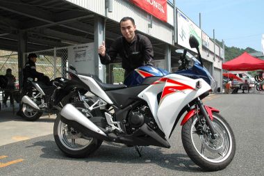 寺田　渓(てらだ　けい)さん　27歳  CBR250R所有<br />
「6月中旬に購入して走行距離は3400kmを越えました。以前所有していたCBR150Rよりパワーがあって、高速道路を使用した通勤がずいぶん楽になりました。初めてのサーキット走行は、1本目は緊張しましたが、CBR250Rが乗りやすいこともあり、2本目は走り方のコツが分かって楽しめました。これからサーキットにはまってしまいそうです」