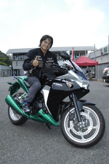 横田　仁(よこた　ひとし)さん　36歳  CBR250R所有<br />
「以前、CBR250RRに乗っていて、次もCBRと思っていたので即購入しました。単気筒はパワー感がどうかと心配しましたが、乗ってみるとトルク感もあって発進加速も十分。低速コーナーもCBR250RRより速いです。４輪でサーキットを走っていましたが、バイクでサーキットは今回が初めて。安心感があって特に、コーナリングが楽しかったです」