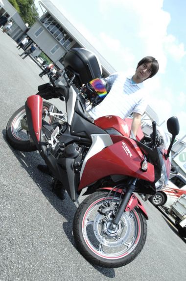 増田　剛(ますだ　つよし)さん　33歳　CBR250R、CB1300SUPER BOLD’OR所有<br />
「CB1300SBも所有していますが、スポーツテイストに惹かれてCBR250Rを購入しました。北海道や関西にもツーリングに行って、約2か月で4500kmも走りましたから、セカンドバイクというより今はメインですね。思ったよりキビキビ走りますし、燃費は40km/Lを超えるんです!  初めてのサーキット走行でしたが乗りやすくて楽しめました」