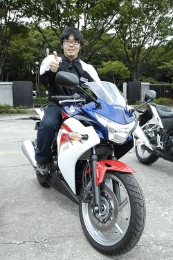 小倉優己(おぐら ゆうき)さん 21歳（4月中旬購入 走行1600km）
「CBR250Rが初めてのバイクです。レースが好きなのでフルカウルのロードスポーツモデルに憧れがありました。大型二輪免許も取得したのでCBR1000RRも考えましたが、まずは250ccからステップアップすることにし、父親とも相談したところ、ABS付きの方が安全だろうということで決めました。単気筒ですが、低速からパワーがあって、足着き性もよく、乗りやすいです。今年の鈴鹿８時間耐久レースにもCBR250Rで行きましたが、高速道路での燃費がとてもよくてビックリしました」