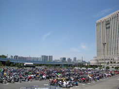 午前中、早くも駐輪場はバイクで埋め尽くされた。５月15日は全日本開幕（ロード、モトクロス、トライアル）他、各所でバイクにまつわるイベントが開催された日だった。