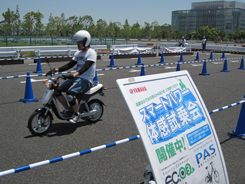 別のコースではEVも体験できた。ヤマハからは電動バイクEC-03と電動アシスト自転車PASが、ホンダからは電動バイクEV-neoが用意される。