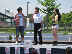 MCと言えばこの人、宮城光さんらによるステージイベントも行われ、AJ（全国オートバイ共同組合連合会）による災害ボランティア活動の報告があった。