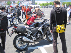 ホンダ・ブースのCBR250Rは、展示場所が微妙にズレてくるほど多くの人が触れた１台。スポーツスタイル、ツーリングスタイルといったオプション装着車もあった。