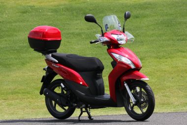 HMJからのカスタマイズ提案その2。ホンダ純正ナックルバイザー（4,725円）、バイザー（クリア、8,820円）、GIVI専用リアキャリア（3,360円）、GIVIトップケース（26L、16,800円）、メッシュシートカバー（5,460円）、DUGOUTステップステー（5,250円）、DUGOUTアルミ削り出しステップ（5,775円）、DUGOUTステップボード（6,300円）。