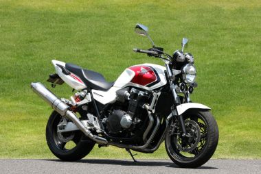 HMJからのカスタマイズ提案その4。CB1300SUPER FOURスポーツパッケージ。MORIWAKI SILENT EXHAUST（88,200円）、PIAA H.I.D.ベースキット（44,100円）、PIAA H.I.D.バルブ（6600K、32,550円）、ACTIVEフェンダーレスキット（15,540円）、ACTIVE汎用リフレクター（1,680円）。