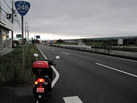 御殿場にて。ここまでは２時間半弱で到着。雲が厚く、場所によってはポツポツと雨も。肌寒い……。