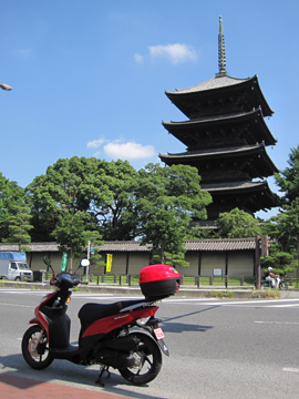 世界遺産に登録される京都・東寺の前にて。木造塔としては日本一高い五重塔は京都のランドマーク。