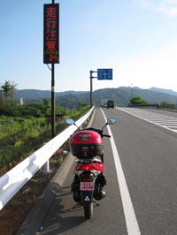 滋賀県の湖南市あたりでしょうか？　時間は17時半過ぎてますが、まだこんな気温を指してます。ちなみに今回の旅、長野県の国道148号線の白馬あたりで19℃というのが見た中の最低気温でした。