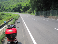 広島県竹原市の国道２号線にて。僅かな距離ではありますが３車線のハイスピードコーナーに前日の夜通った時にビックリ！　下り車線側なので、わざわざUターンしてまた走ってきました。クリックすると現れる写真は私の名と同じということで。