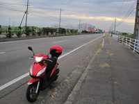 国道８号線の夕方６時30頃。雲の切れ間からは夕焼けも。既に石川県に入っていたと思います。路肩に見える赤白のスノーポールが、雪国であることを物語っています。