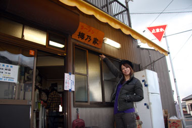 超有名店の梅乃屋さんは国道127号線竹岡IC交差点のちょい千葉より。休日は大行列が出来るそうでスープが無くなり次第終了だそうです。並ばずに食べられたのもれーちぇるパワー？？　かな。