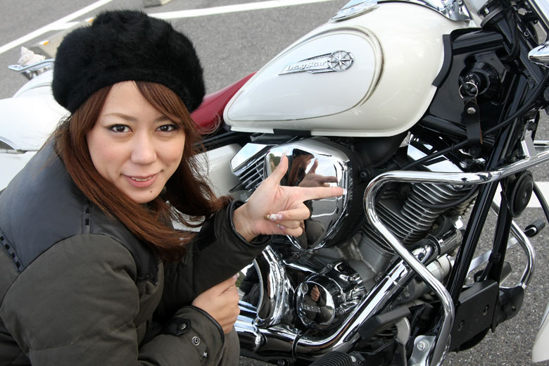 まずはこのくねくね棒からいっきまーす。エンジンガードっていうらしいんだけど、教習所のバイクについていた頑丈なやつと比べると頼りないなあと思いました。でも、この子にあのふっとーいパイプは似合わないですよ。えっ？　これエンジンガードじゃないんですか？　じゃあなんですか中尾さん？　詳しくは開発スタッフインタビューを読め……ですか。は〜い♡