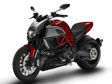 こちらはベーシックモデルのDIAVEL。レッドフレームに伝統カラーの“ドゥカティ・レッド”と、新しくカラースキームに加わった“ダイヤモンドブラック”（フレームはレーシングブラック）の2色。