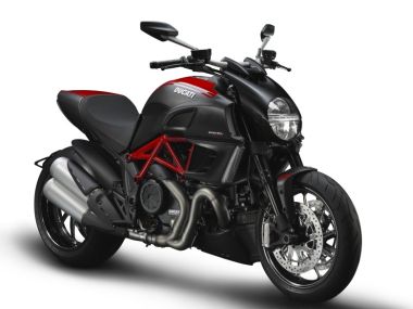 アップグレード仕様のDIAVEL CARBON。カーボンファイバー製の軽量コンポーネント、マシン仕上げによるアルミニュウム製コンポーネント、マルケジーニ製鍛造ホイール、超低摩擦DLC（ダイヤモンド・ライク・カーボン）コートが施されたマルゾッキ製インナーチューブが採用される。カラーは写真のグロスレッドカラーにレッド・フレームの“レッド・カーボン”と、グロスブラックカラーにブラックフレームの“ブラック・カーボン”。